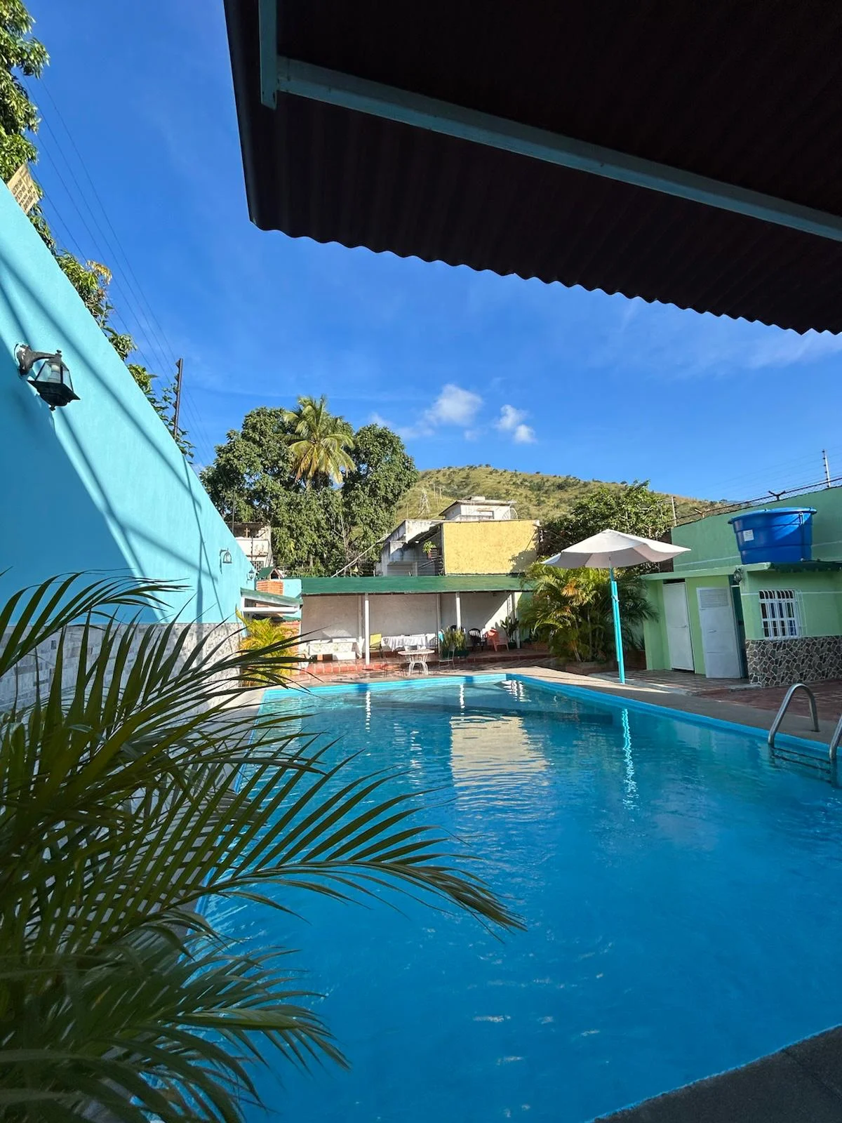 Piscina privada alquiler eventos familiares Maracay Aragua - Vista lateral